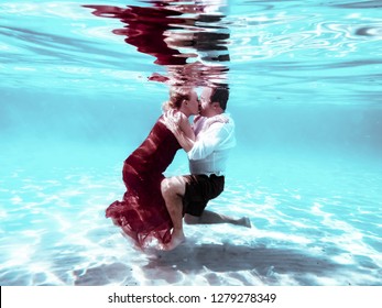 Kissing Underwater Images, Stock Photos & Vectors | Shutterstock