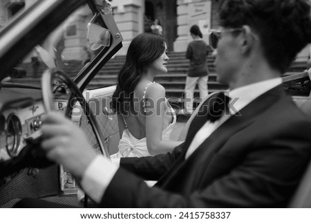 wedding couple with vintage car 