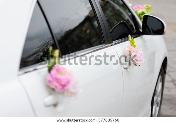 Wedding decoration on wedding\
car