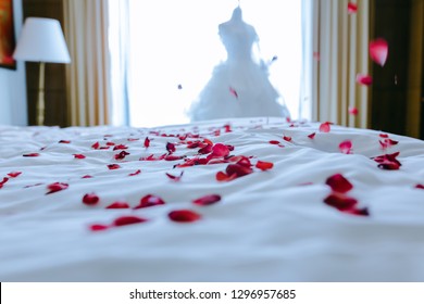 Featured image of post Honeymoon Bed Decoration With Flowers