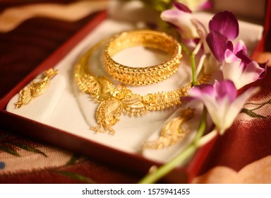 Wedding jewellery for Bride, Indian traditional gold jewellery. 