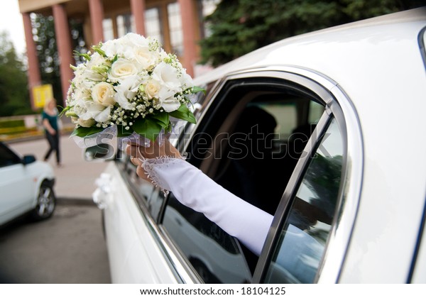 wedding limousine and brides\
bouquet