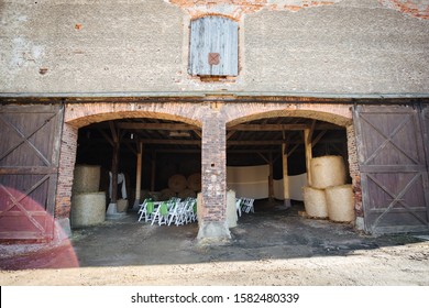 Wedding Location In A Barn