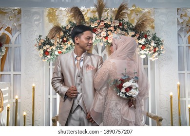 The Wedding Reception Was Held In Pangkal Lalang Village, Belitung Regency During The Corona Covid 19 Pandemic. The Bride And Groom Look Happy At The Reception Which Was Held On December 27, 2020.