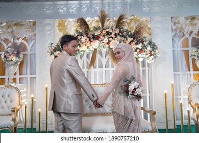 The Wedding Reception Was Held In Pangkal Lalang Village, Belitung Regency During The Corona Covid 19 Pandemic. The Bride And Groom Look Happy At The Reception Which Was Held On December 27, 2020.