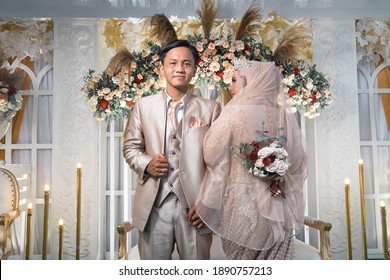 The Wedding Reception Was Held In Pangkal Lalang Village, Belitung Regency During The Corona Covid 19 Pandemic. The Bride And Groom Look Happy At The Reception Which Was Held On December 27, 2020.