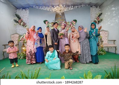 The Wedding Reception Was Held In Pangkal Lalang Village, Belitung Regency During The Corona Covid 19 Pandemic. The Bride And Groom Look Happy At The Reception Which Was Held On December 27, 2020.