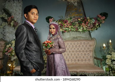 The Wedding Reception Was Held In Pangkal Lalang Village, Belitung Regency During The Corona Covid 19 Pandemic. The Bride And Groom Look Happy At The Reception Which Was Held On December 27, 2020.