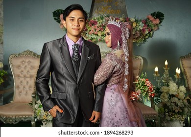 The Wedding Reception Was Held In Pangkal Lalang Village, Belitung Regency During The Corona Covid 19 Pandemic. The Bride And Groom Look Happy At The Reception Which Was Held On December 27, 2020.