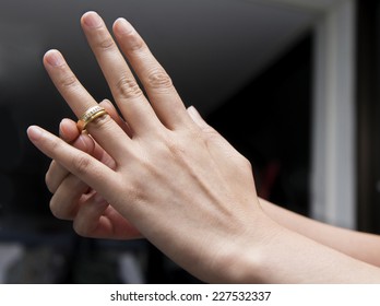 Fingerring Bilder Stockfotos Und Vektorgrafiken Shutterstock