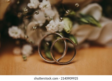 wedding rings with bouquet close up