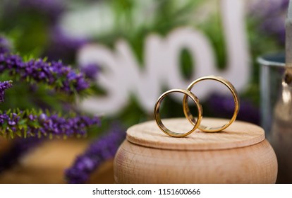 wedding rings, Rings on flower
