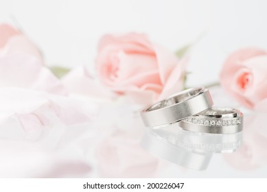 wedding rings and pink roses 