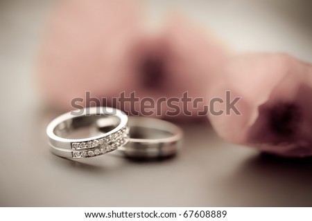 Wedding rings and tullips