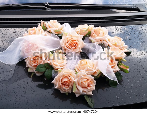 Wedding rose bunch on\
car