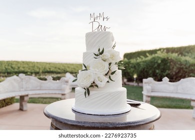 pastel de boda de tres niveles decorado con flores frescas