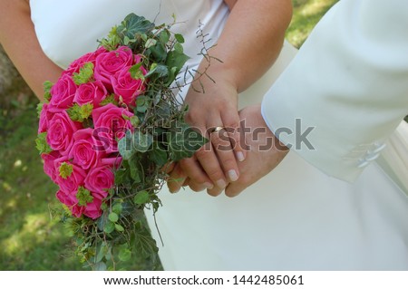 Weddingcouple holding their hands and weddingflowers