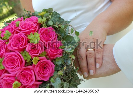 Weddingcouple holding their hands and weddingflowers