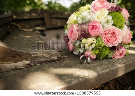 weddingflowers with pink flowers on a wooden board
