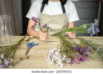 Weekend With Her Hobbies, Asian Woman Arranges A Bouquet Of Flowers To Decorate Her Home And Beautify, Artificial Flower Arrangement, Living Room Decoration Ideas, Flowers Bunch, Arts And Crafts.