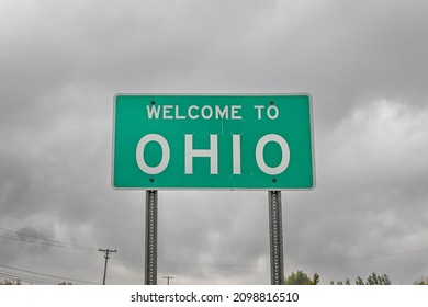 A Welcome to Ohio state line highway sign marking the border with the Commonwealth of Pennsylvania.
