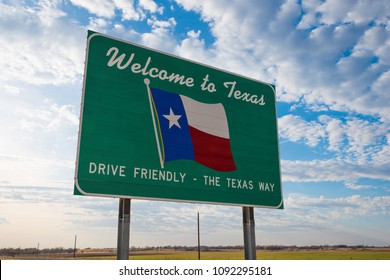 Bienvenue au panneau routier du Texas devant le ciel nuageux