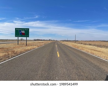 Bienvenue au Texas sur une route vide traversant les lignes d'état