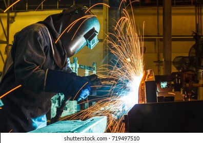welder Industrial movement weld automotive part in factory