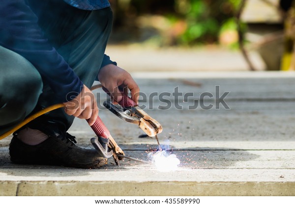 The welder mechanic technician work with out\
gloves, a harmful work.