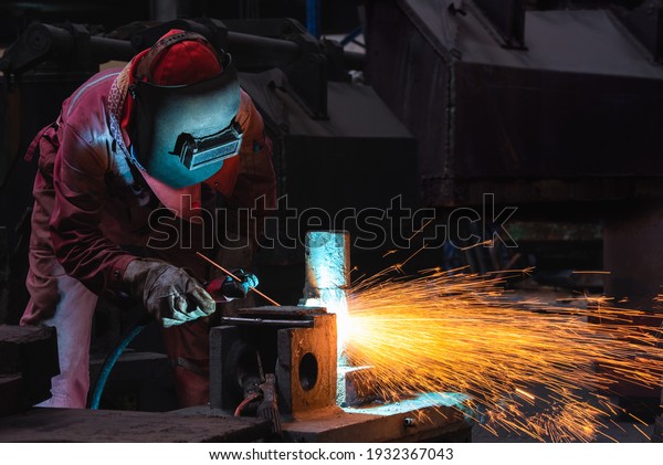 Welder\
use carbon air arc gouging for hot work cutting or gouging heavy\
metal steel structure in the fabrication\
factory.