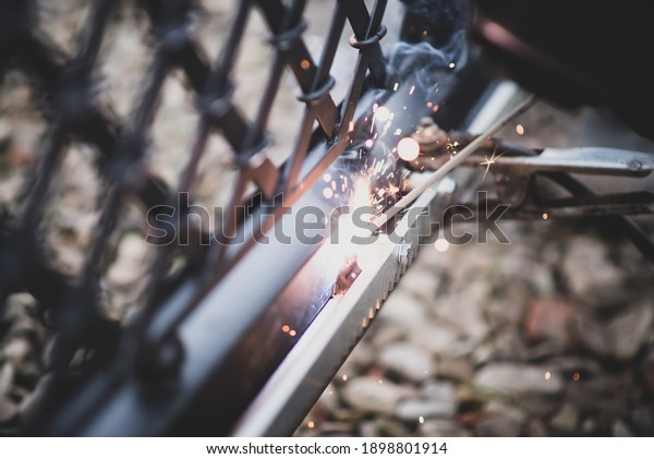 Welder welds the
steel toothed rack to gate before setting up automated gate
operator. Professional service of installation and maintenance of
automatic cantilever sliding
gate.