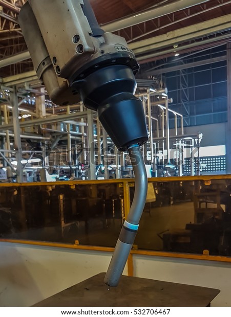 welding\
Robots machine in the automotive parts\
industry