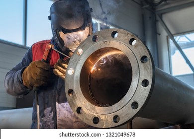 Welding works on production of the pipeline unit-welding of the pipe and thick-walled flange