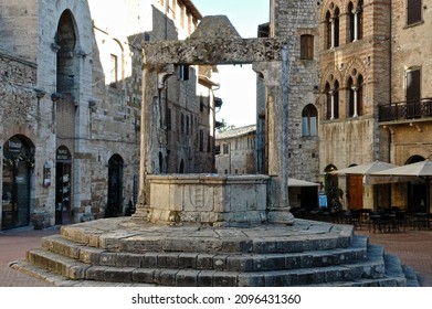 Well Of The Ancient Cistern In San Gimignano. Siena.Tuscany