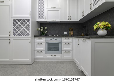 Gut gestaltete Holzmöbel, moderne schwarz-weiße Küche im klassischen Stil, Draufsicht