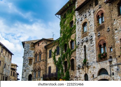 Well plaza houses in San Gimignano in Tuscany