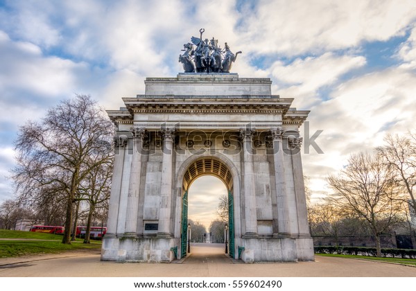 Wellington Arch in\
London\'s constitution\
hill