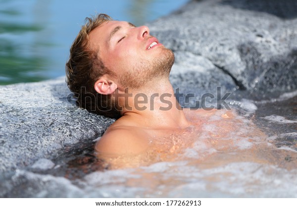 Wellness Spa Hombre Relajante En Jacuzzi Hidromasaje Al Aire Libre En El Centro De Spa De Lujo