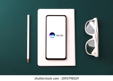 West Bangal, India - September 28, 2021 : Siri Logo On Phone Screen Stock Image.