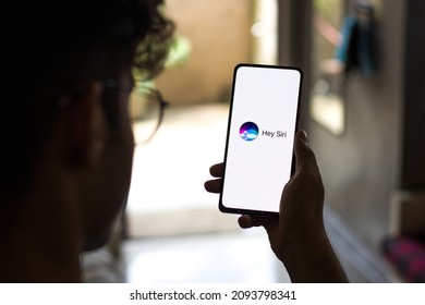 West Bangal, India - September 28, 2021 : Siri Logo On Phone Screen Stock Image.