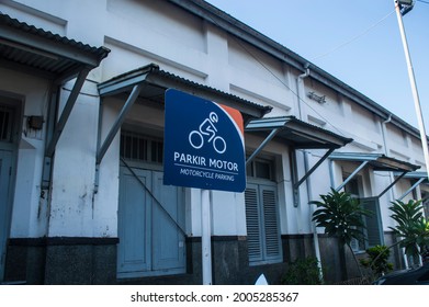 236 Two wheeler parking Images, Stock Photos & Vectors | Shutterstock