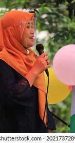 West Java June 2021 - A Teacher Wearing A Fashionable Uniform And Face Shield Is Giving A Farewell Speech At A Kindergarten School In Bogor District