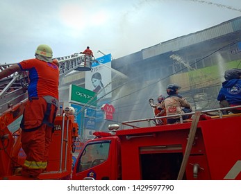 West Kalimantan,Indonesia - 8 Juni 2019,4 houses burned down and the  Firefighters extinguish a raging fire in a indonesia house
