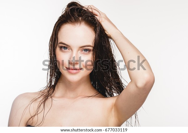 Foto Stock 677033119 A Tema Wet Hair Donna Ritratto