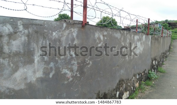 What A Beautiful\
Boundary Wall With Cement