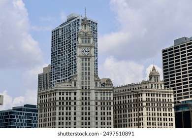 what time is it in chicago - Powered by Shutterstock