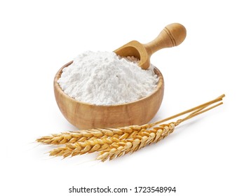 Harina de trigo en tazón y espigas aisladas en blanco