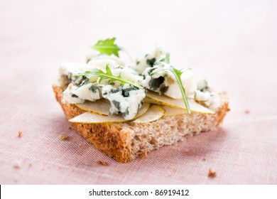 Wheat Toast With Pear Laminate, Blue Cheese And Arugula