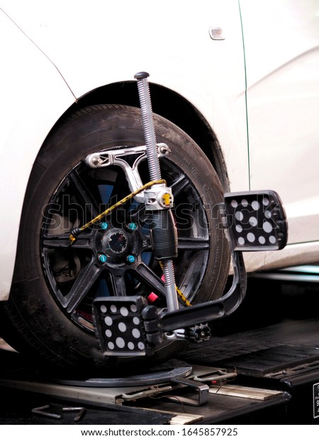 The wheel\
alignment camber setting and ready to computerize diagnosis, Center\
the wheel balancer in car\
service