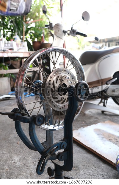 Wheel\
alignment machine Motorcycle Motor Repair\
shop